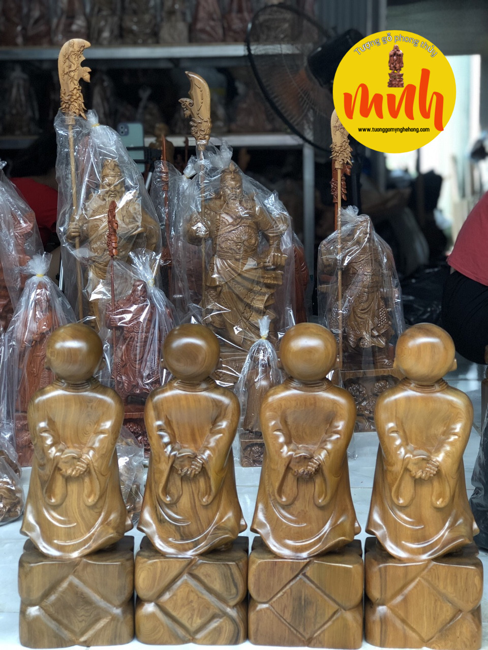 Tượng Chú Tiểu Vạn Sự Tùy Duyên Gỗ Bách Xanh